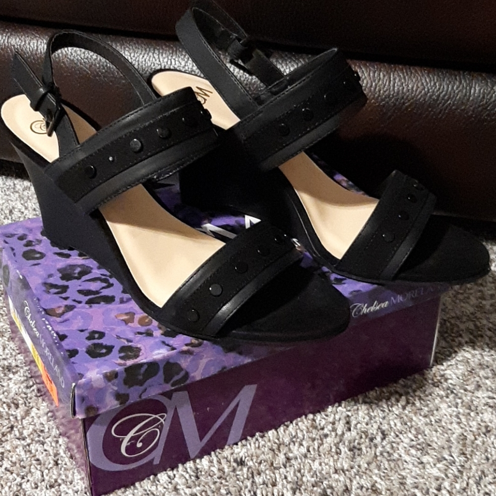Black wedges